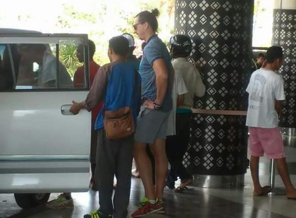 Zlatan Ibrahimovic saat tiba di Bandara Komodo, Labuan Bajo. Copyright: Istimewa