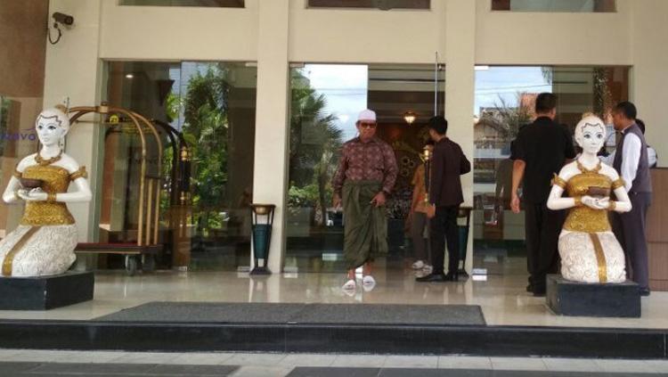 Pelatih Persib Bandung, Emral Abus saat akan menunaikan salat Jumat di Solo. Copyright: Bolasport.com
