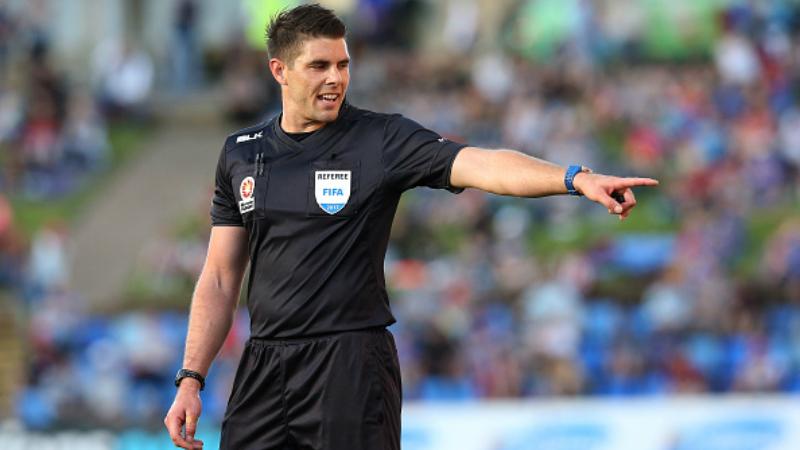 Shaun Evans saat masih menjadi wasit di Liga Australia.