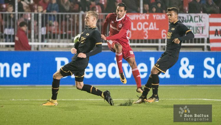 Ezra Walian dalam laga Almere City kontra Jong AZ. Copyright: Twitter/Almere City