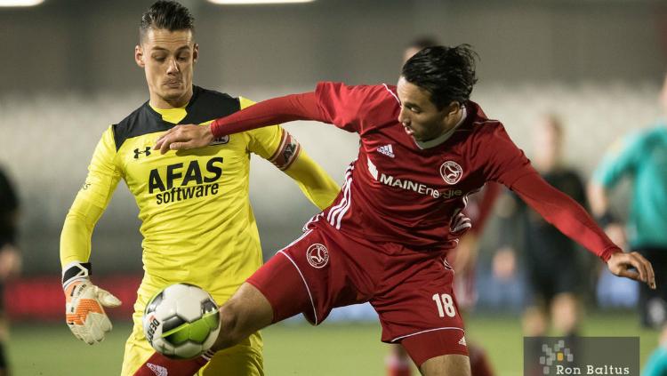 Ezra Walian dalam laga Almere City kontra Jong AZ. Copyright: Twitter/Almere City