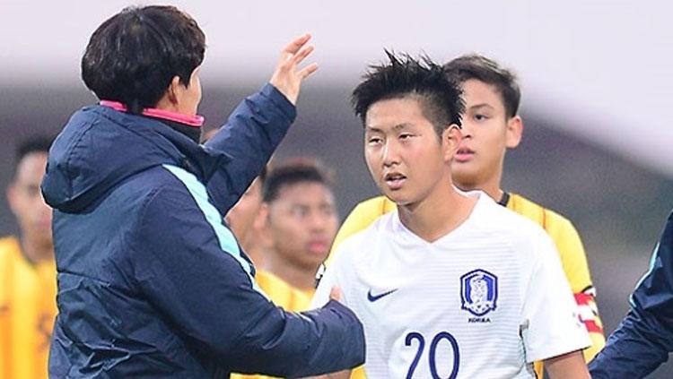 Top 5 News: Wonderkid Korea Dipecat Valencia, Bek Veteran Roma Ngamuk.