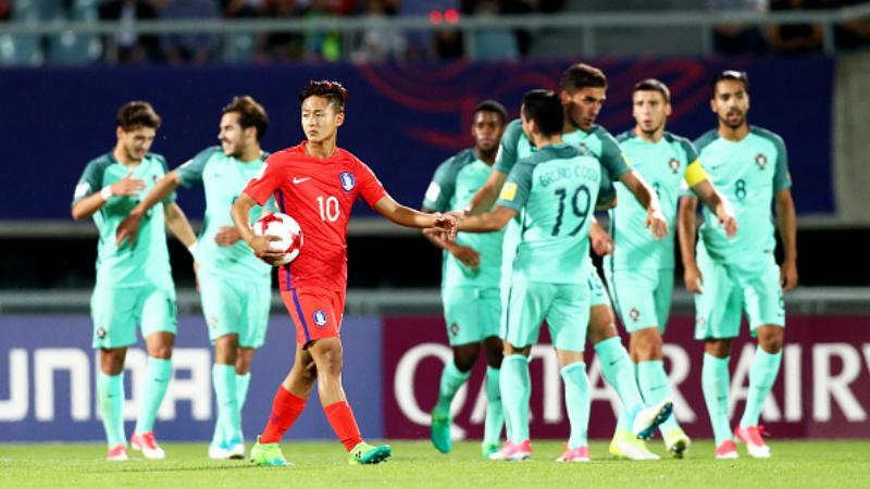 Lee Seung-woo meratap kekalahan timnya atas Portugal U-20. Copyright: INDOSPORT