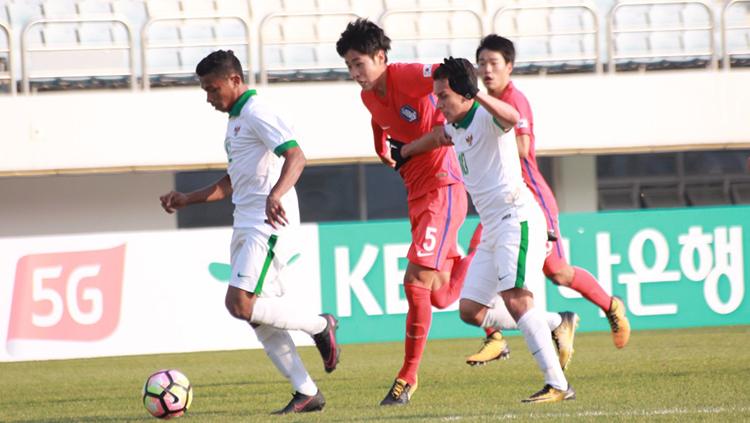 Duel Pemain Indonesia U-19 vs Korea Selatan. Copyright: PSSI/Bandung Saputra