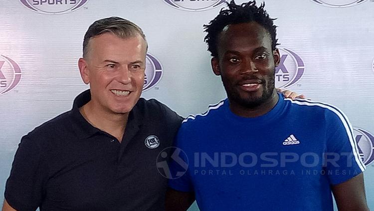 Presenter Fox Sports Asia, John Dykes (kiri) dan Michael Essien (kanan). Copyright: Annisa Hardjanti/INDOSPORT