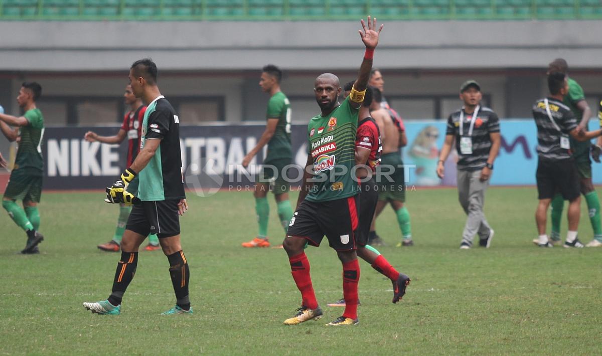 Kapten Persipura Jayapura, Boaz Solossa (tengah) melambaikan tangan ke arah suporter usai pertandingan. Herry Ibrahim/INDOSPORT