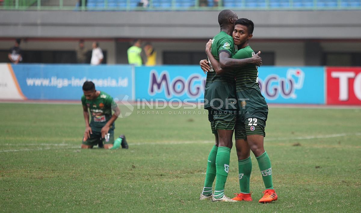 Kegembiraan pemain PS TNI usai berhasil mengalahkan Persipura Jayapura 2-1. Herry Ibrahim/INDOSPORT