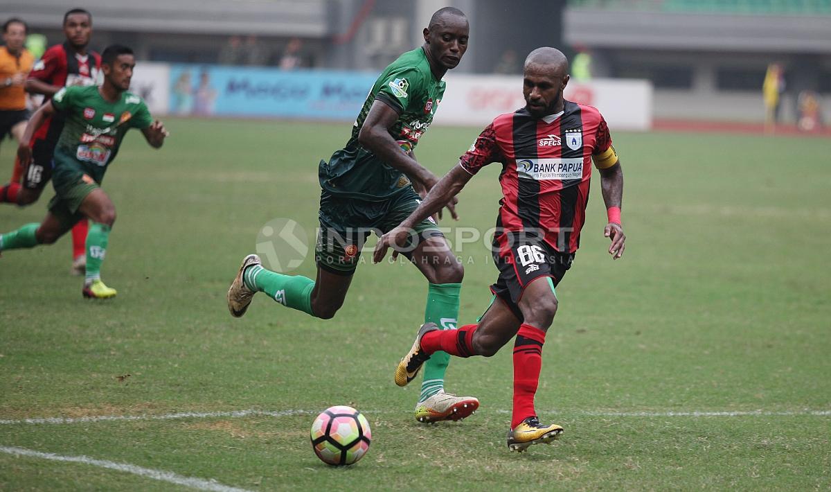 Bek PS TNI, Franklin Anzite (tengah) mengejar pergerakan striker Persipura, Boaz Solossa (kanan). Herry Ibrahim/INDOSPORT