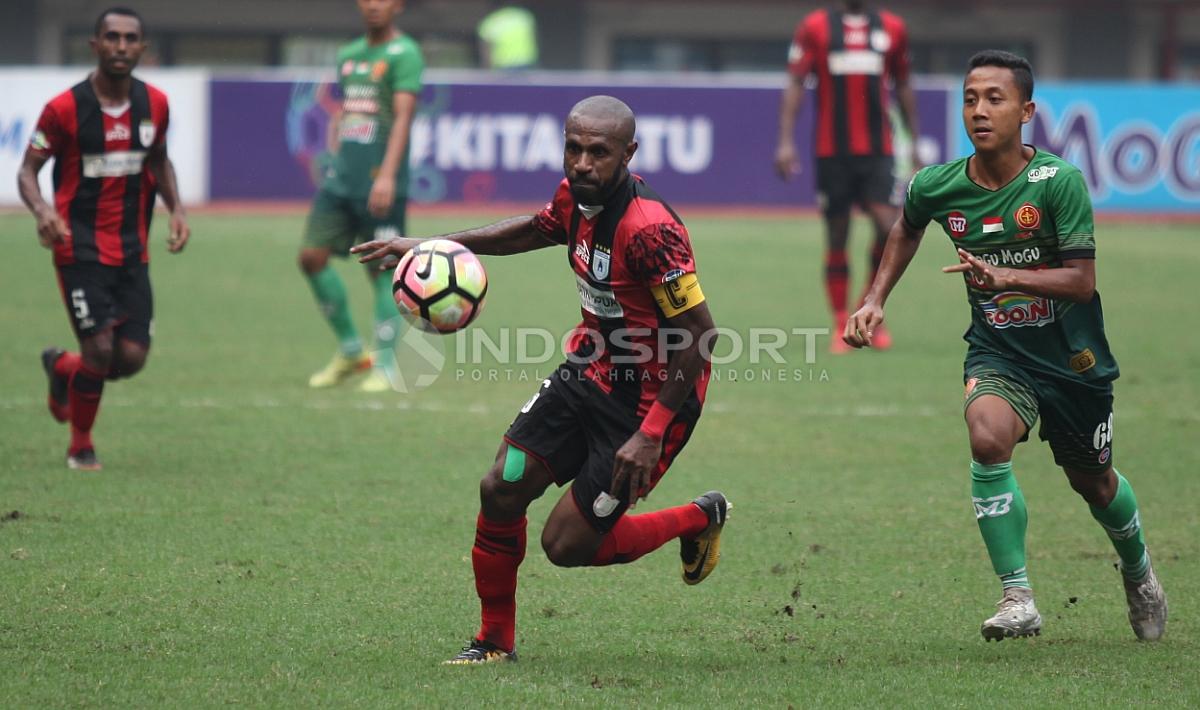 Boaz Solossa kembali ke klub yang membesarkan namanya, Persipura Jayapura usai kontraknya tak diperpanjang PSS Sleman untuk putaran kedua Liga 1.