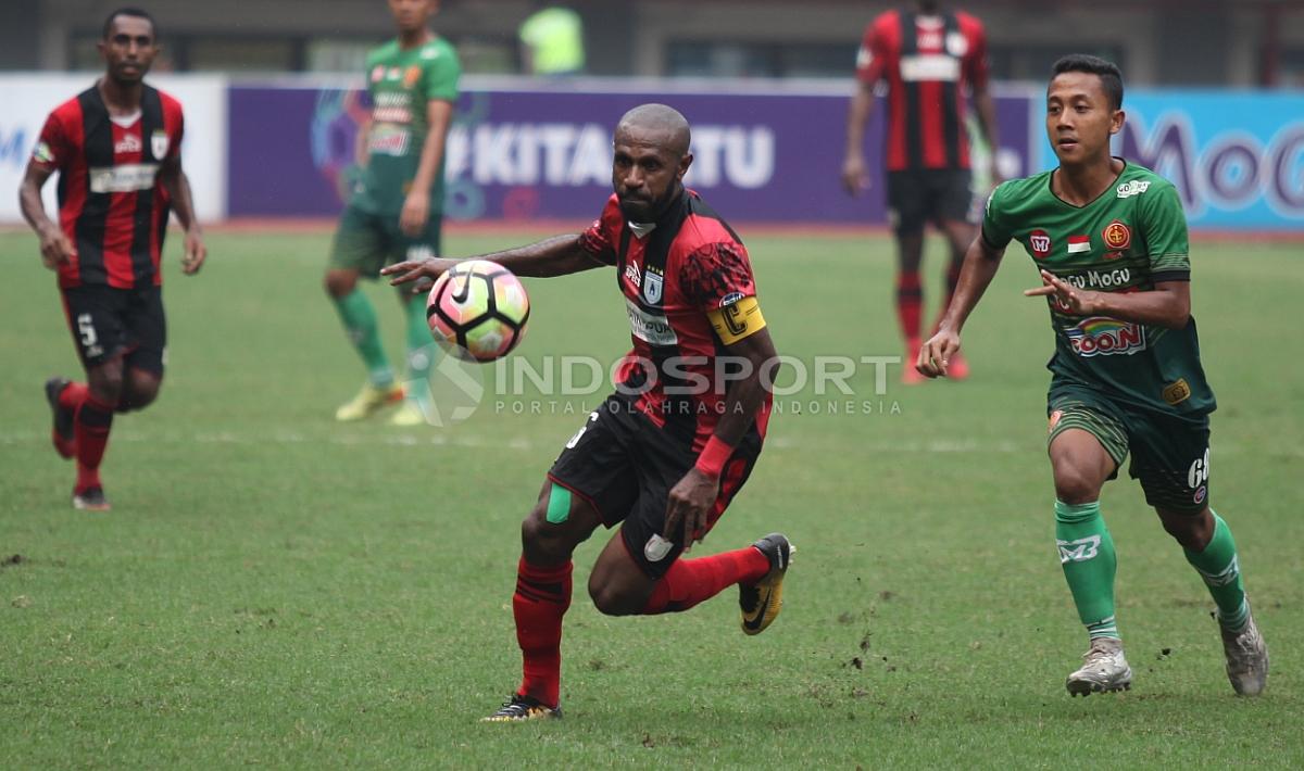 Boaz Solossa dijaga ketat pemain PS TNI. Herry Ibrahim/INDOSPORT