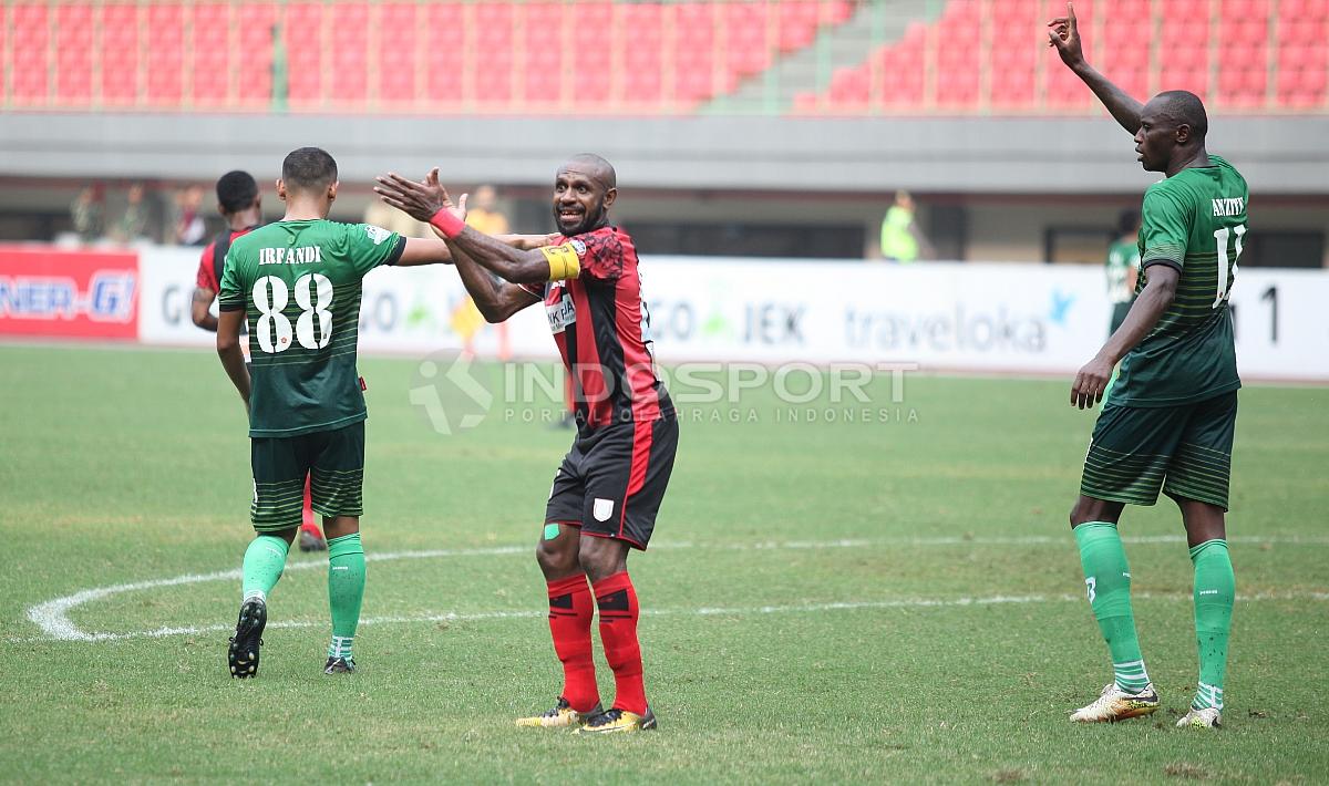 Boaz Solossa mencoba protes jika ada handsball dilakukan pemain PS TNI. Herry Ibrahim/INDOSPORT