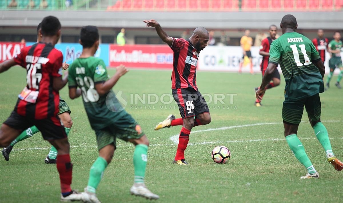 Boaz Solossa melakukan tendangan ke gawang PS TNI. Herry Ibrahim/INDOSPORT