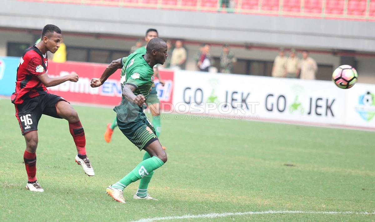 Proses terjadinya gol Persipura ke gawang PS TNI yang dicetak Osvaldo Haay (kiri). Herry Ibrahim/INDOSPORT