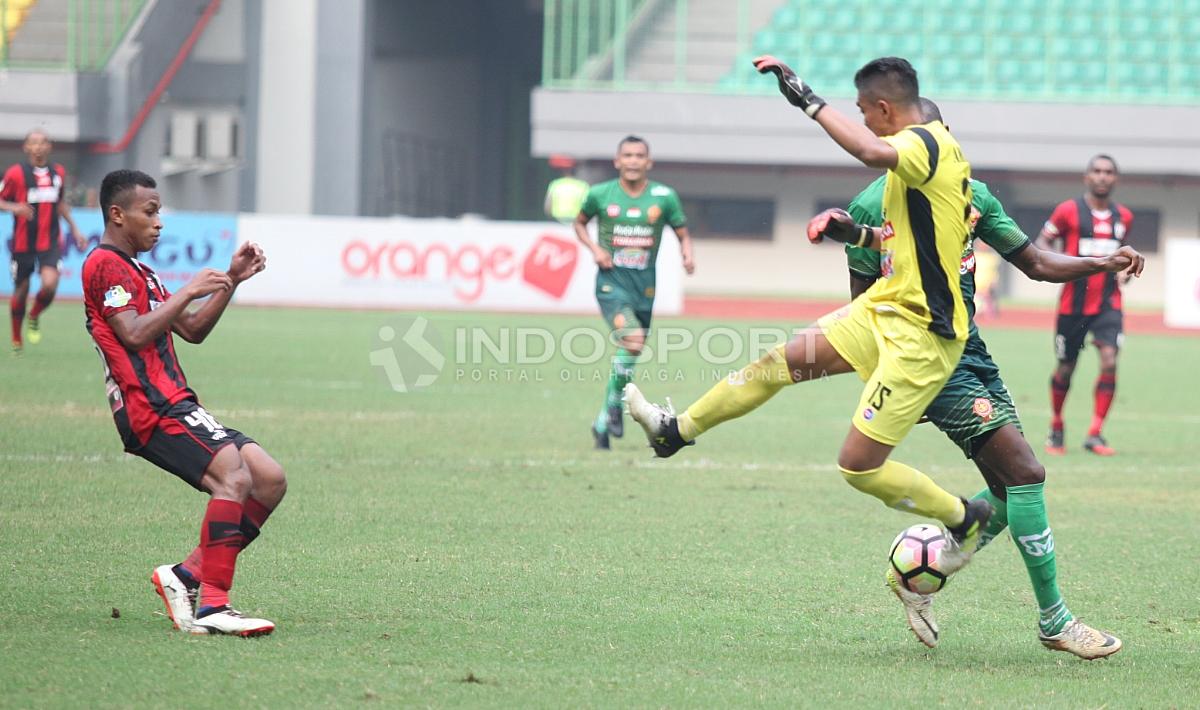 Kiper PS TNI melakukan blunder dengan gagal menghalau bola dan terciptanya gol untuk Persipura. Herry Ibrahim/INDOSPORT