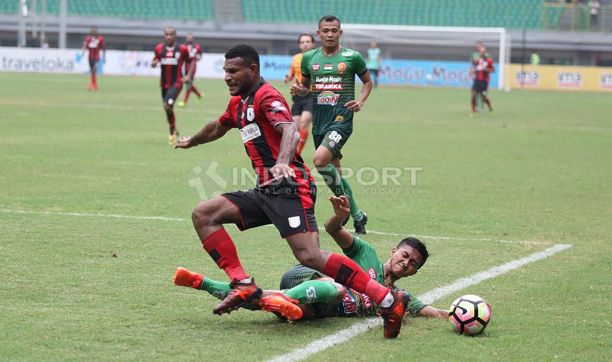 Marinus Wanewar gagal melewati pemain belakang PS TNI, Ganjar Mukti. Herry Ibrahim/INDOSPORT