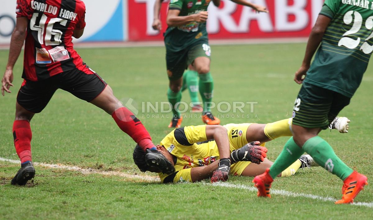 Kiper PS TNI Teguh Amiruddin mendapat benturan di kepala. Herry Ibrahim/INDOSPORT