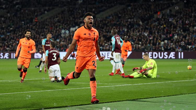 Pemain Liverpool berselebrasi usai cetak gol.
