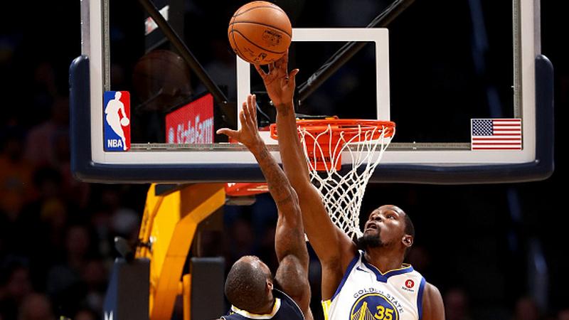 Kevin Durrant (kanan) saat hendak menghalau bola. - INDOSPORT