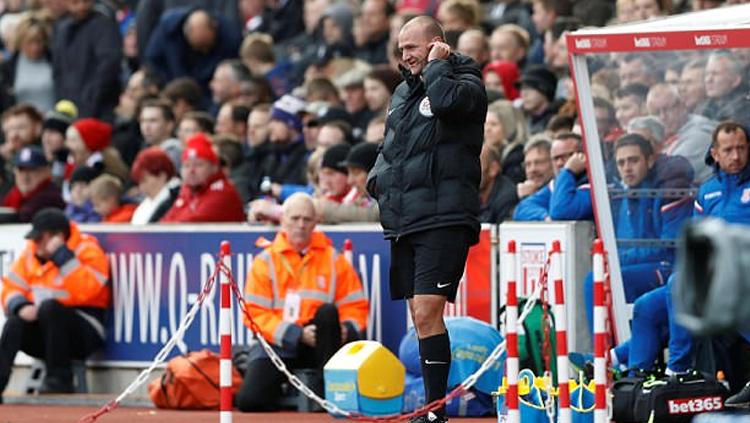 Wasit Bobby Madley berada di pinggir lapangan sebagai ofisial ke-4. Copyright: Dailymail.co.uk