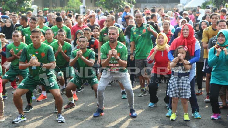 Penggawa PS TNI ikut aerobik Copyright: INDOSPORT/Zainal Hasan