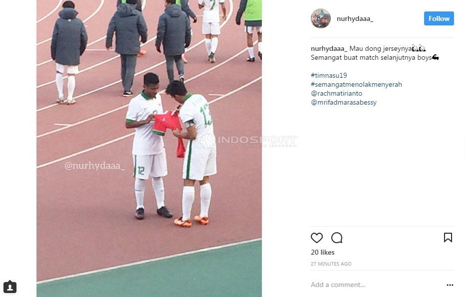 M Irianto dan Rifad Marasabessy saat memberikan tanda tangan. Copyright: Instagram/@nurhydaaa_