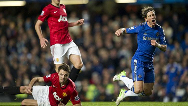 Diving Fernando Torres di laga melawan Man United. - INDOSPORT