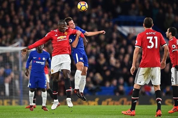 Duel striker Man United, Romelu Lukaku (kiri) melawan bek Chelsea, Cesar Azpilicueta. Copyright: INDOSPORT