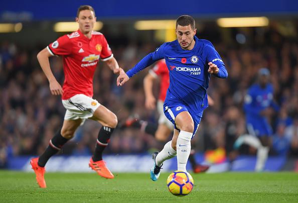 Eden Hazard saat menggiring bola melawan Man United. Copyright: INDOSPORT