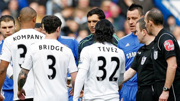 Wayne Bridge menolak jabatan tangan John Terry Copyright: Internet