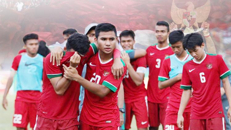 Pemain timnas Indonesia U-19 sangat terpukul setelah kalah dari Malaysia. Copyright: Grafis: Eli Suhaeli/INDOSPORT