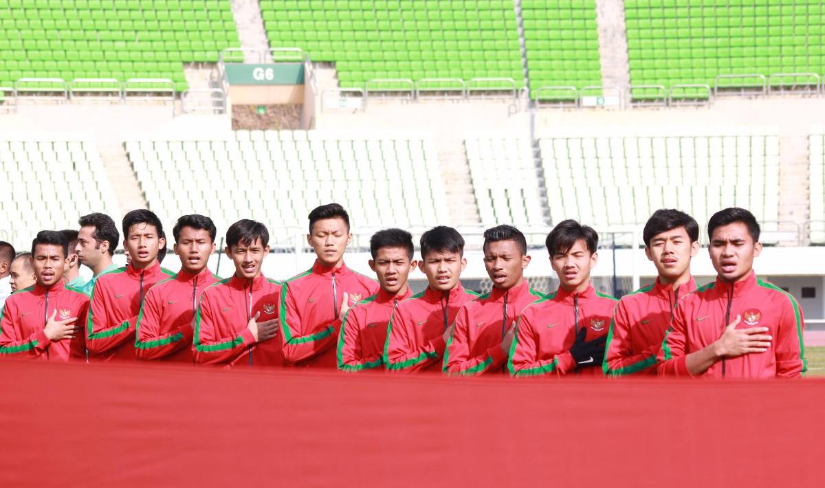 Skuat Timnas Indonesia U-19 saat menyanyikan lagu Indonesia Raya sebelum pertandingan dimulai.