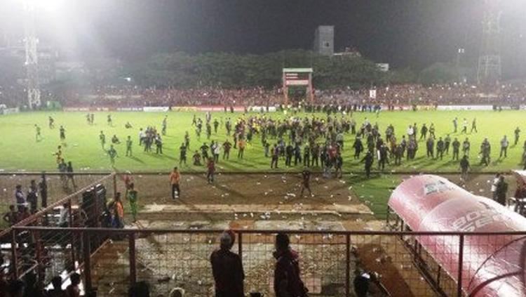 Bentrok antar suporter PSM Makassar dan Bali United. Copyright: Twitter/@Metro_TV