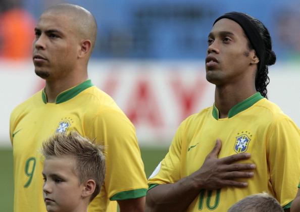 Ronaldo dan Ronaldinho saat masih memperkuat Timnas Brasil. Copyright: INDOSPORT