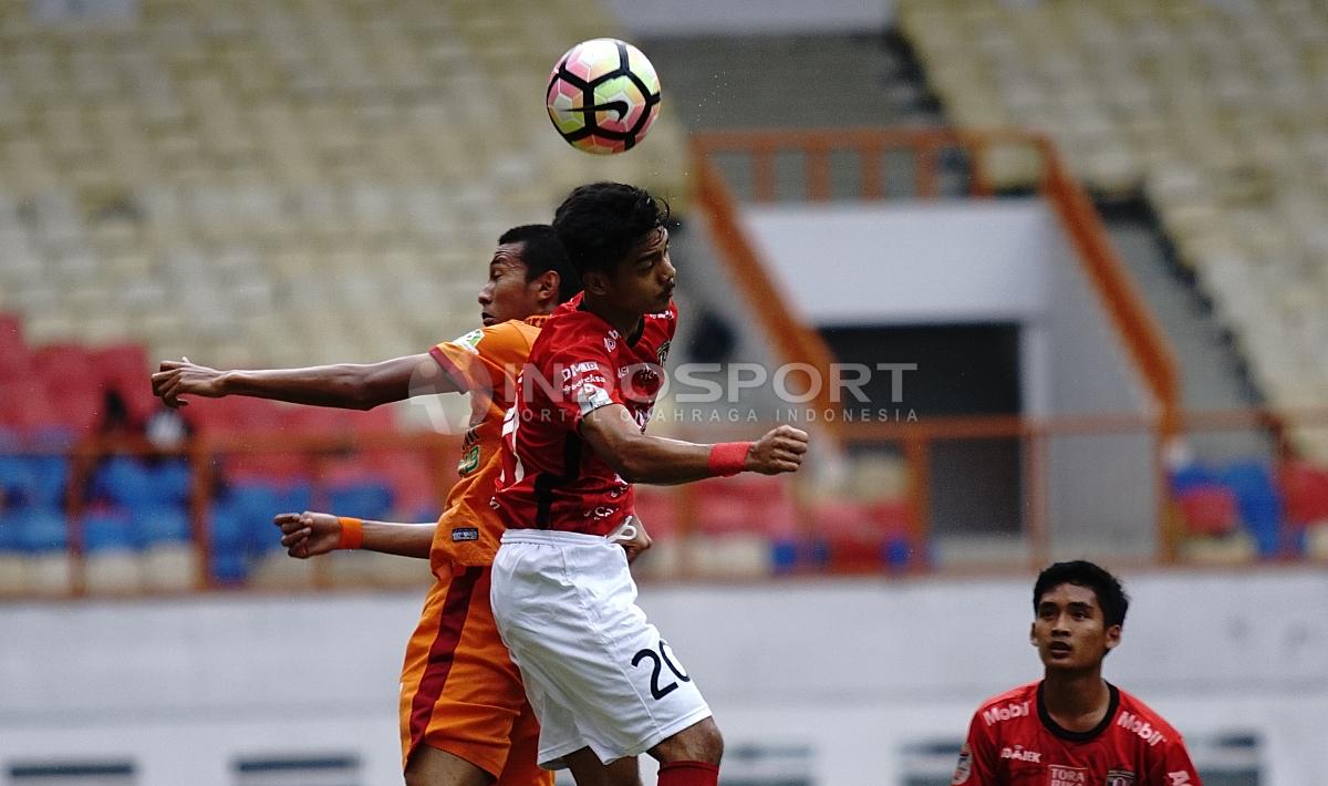Duel udara antara pemain Bali United U-19 melawan Borneo FC U-19. Herry Ibrahim/INDOSPORT Copyright: Herry Ibrahim/INDOSPORT