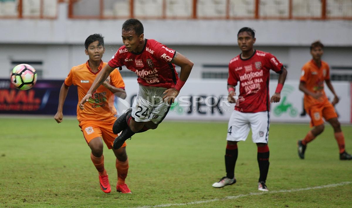 Salah satu pemain Bali United U-19 berusaha keras untuk mendapatkan bola. Herry Ibrahim/INDOSPORT