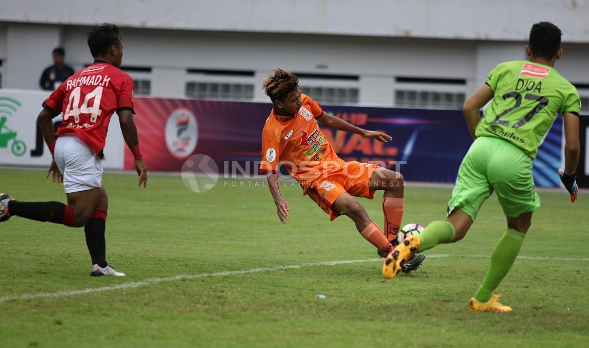 Pemain Borneo FC U-19 mengontrol bola di depan gawang Bali United U-19. Herry Ibrahim/INDOSPORT