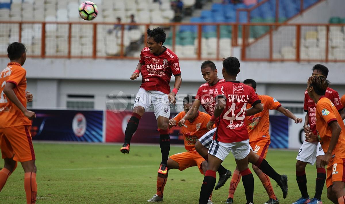 Duel udara antara pemain Bali United U-19 melawan Borneo FC U-19. Herry Ibrahim/INDOSPORT