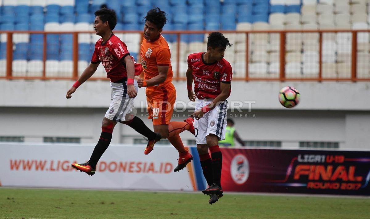 Momen duel udara pertandingan Bali United U-9 melawan Borneo FC U-19. Herry Ibrahim/INDOSPORT
