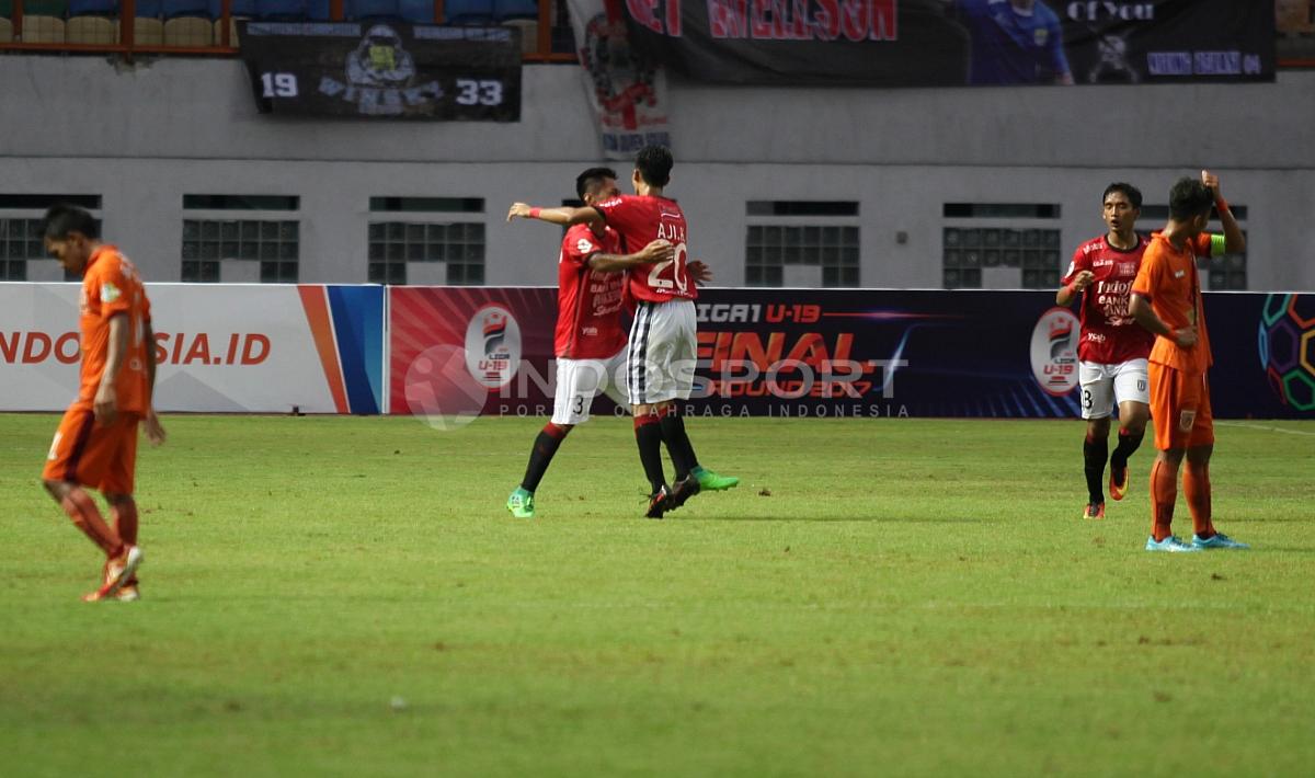Selebrasi pemain Bali United U-19 setelah cetak gol ke gawang Borneo FC U-19. Herry Ibrahim/INDOSPORT