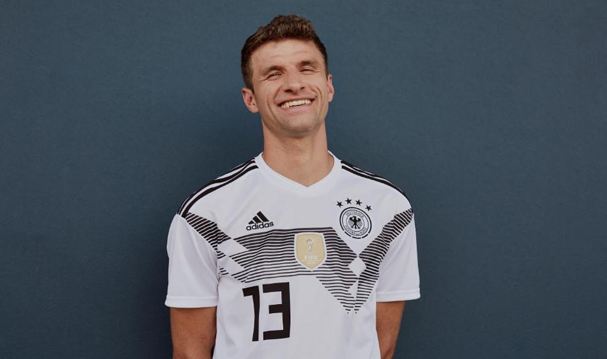 Thomas Muller tersenyum saat dipotret untuk penampilan jersey baru Timnas Jerman.