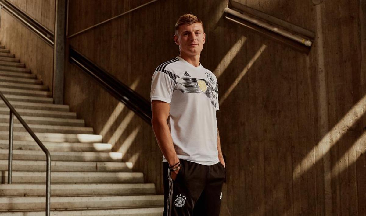 Toni Kroos menjadi model jersey anyar Timnas Jerman untuk Piala Dunia Rusia 2018.
