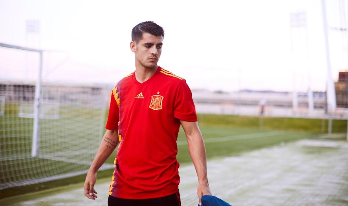 Alvaro Morata tampak bergaya saat dipotret untuk tampilan jersey baru Timnas Spanyol untuk Piala Dunia 2018.
