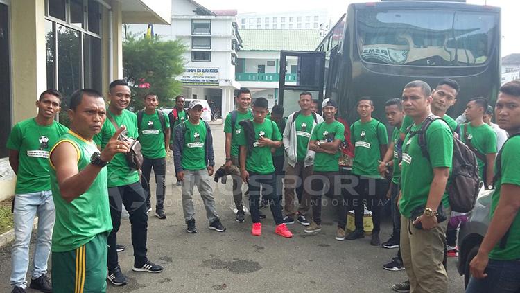 Pasukan PSMS Medan sebelum berangkat ke Stadion Patriot. Copyright: Kesuma Ramadhan/INDOSPORT