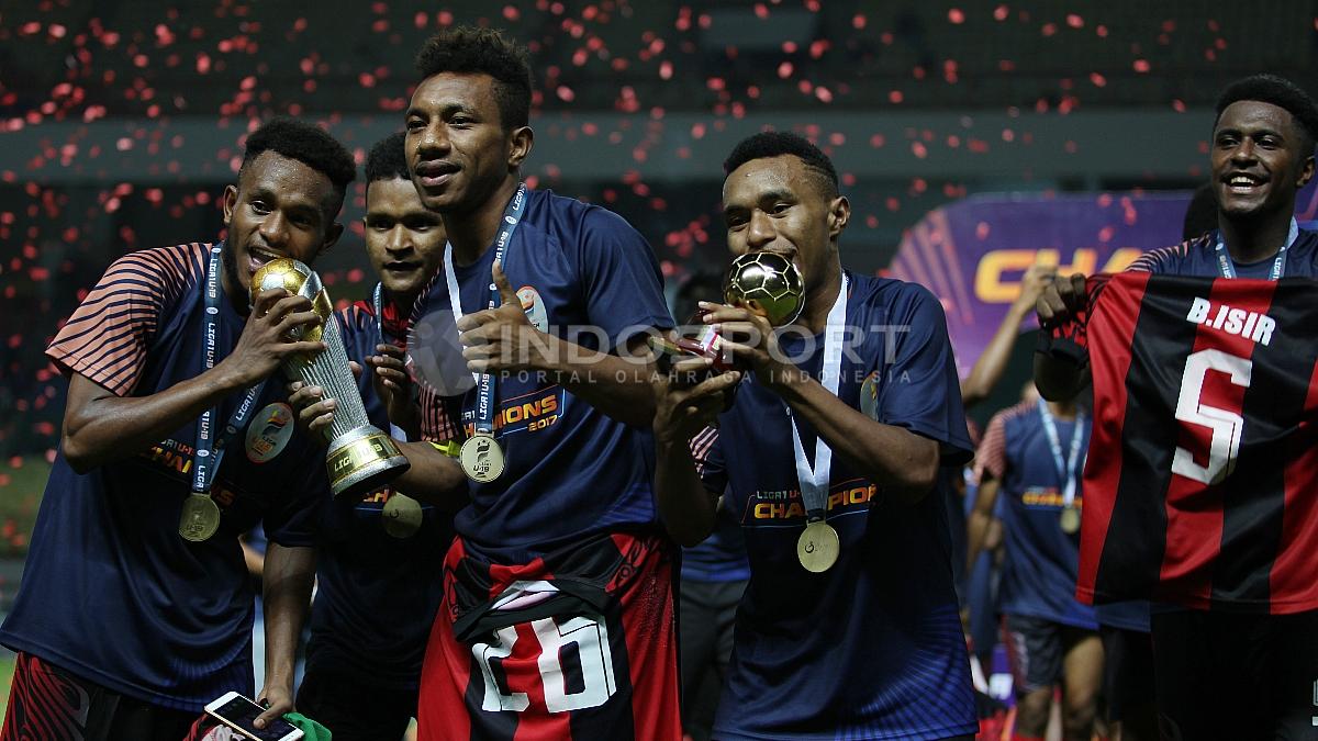 Pemain Persipura Jayapura U-19 melakukan selebrasi pasca berhasil menjuarai Liga 1 U-19. Copyright: INDOSPORT/Herry Ibrahim