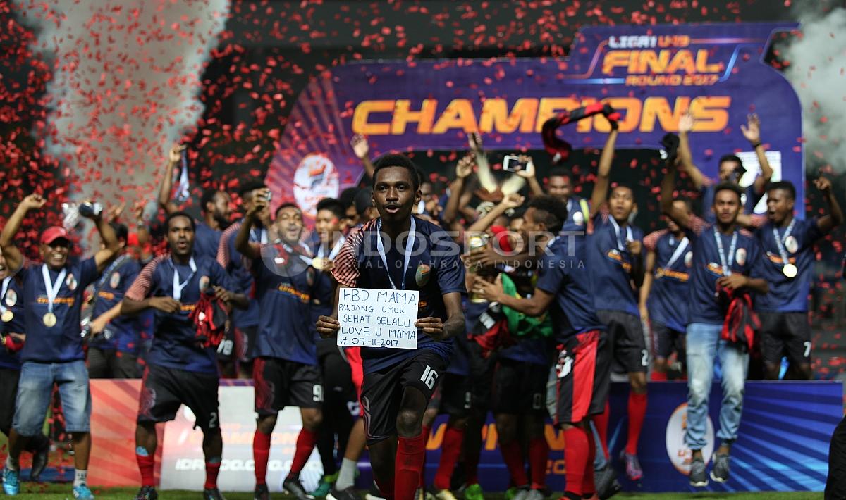 Persipura Jayapura U-19 vs Persib Bandung U-19. Copyright: INDOSPORT/Herry Ibrahim