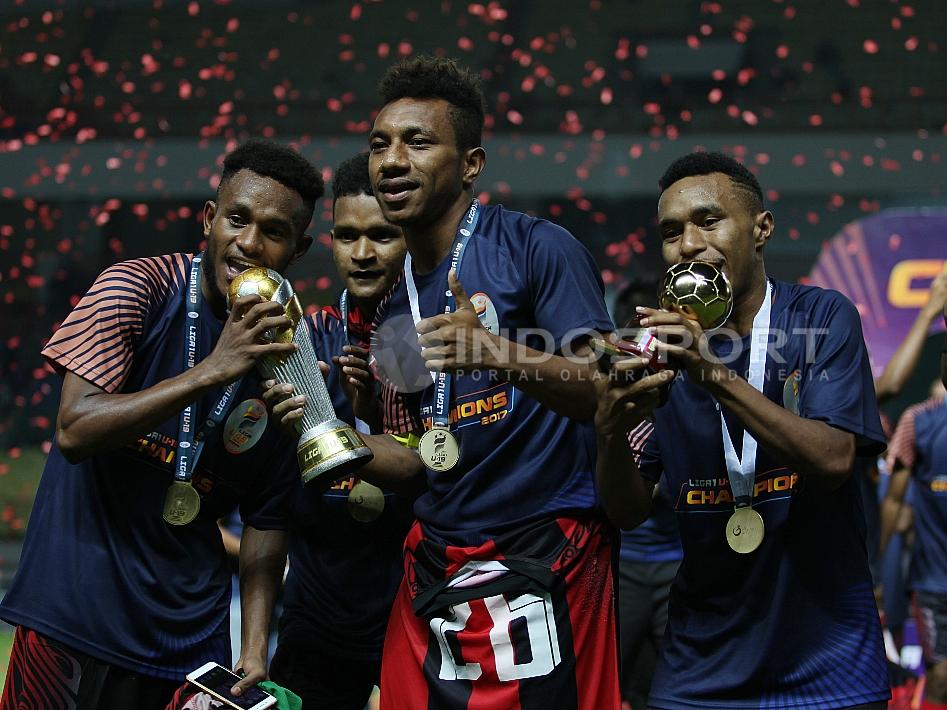 Pemain Persipura Jayapura U-19 melakukan selebrasi pasca berhasil menjuarai Liga 1 U-19. Copyright: INDOSPORT/Herry Ibrahim