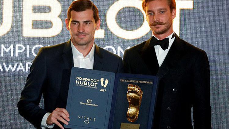 Iker Casillas saat memenangkan Golden Foot. - INDOSPORT