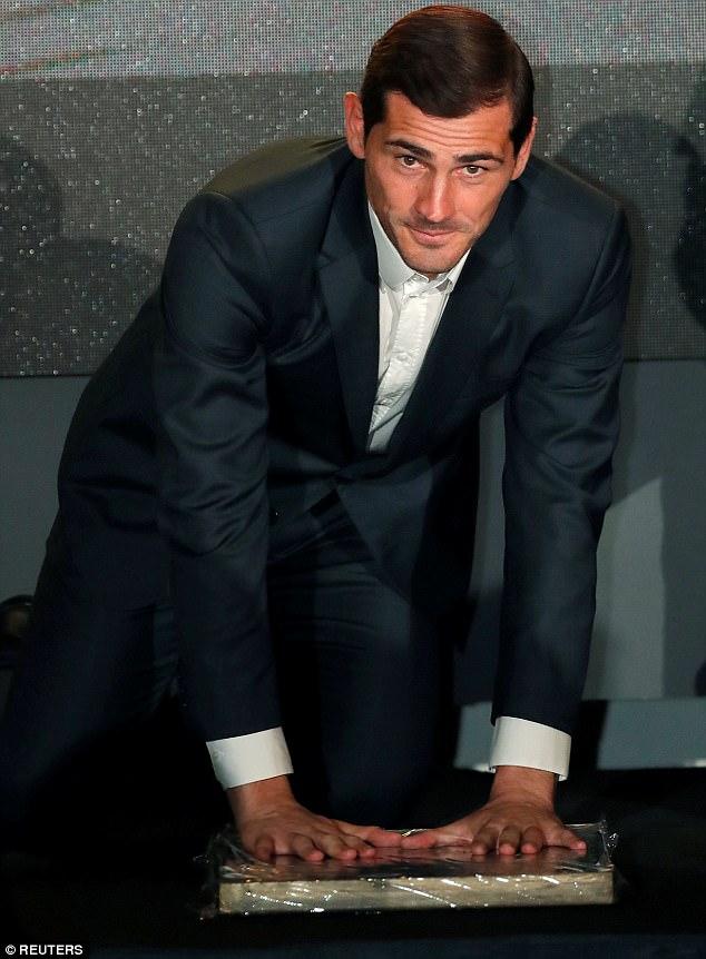 Iker Casillas saat mencetak tangannya di lapisan emas. Copyright: Reuters