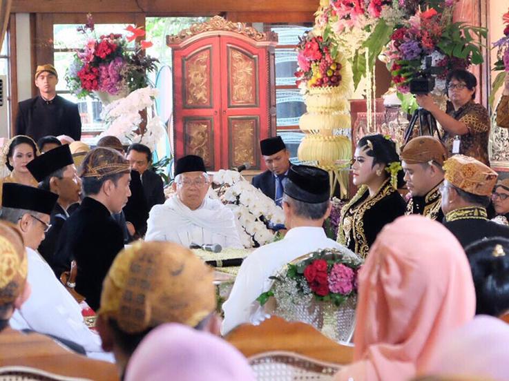 Proses ijab qabul pernikah putri Presiden RI, Jokowi, Kahiyang dan Bobby Nasution. Copyright: @jokowi
