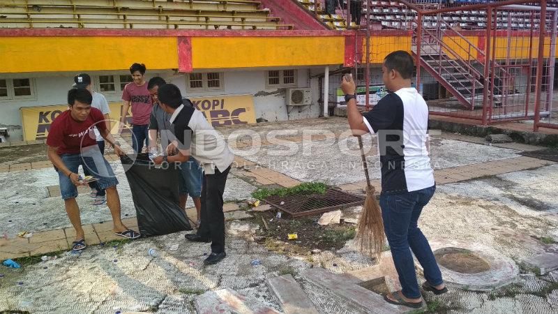 Sejumlah warga terlihat sedang membersihkan Stadion Andi Matalatta.